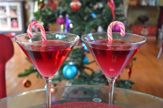 Holiday Pomegranate Martini (TheSistersSoiree.com) 
